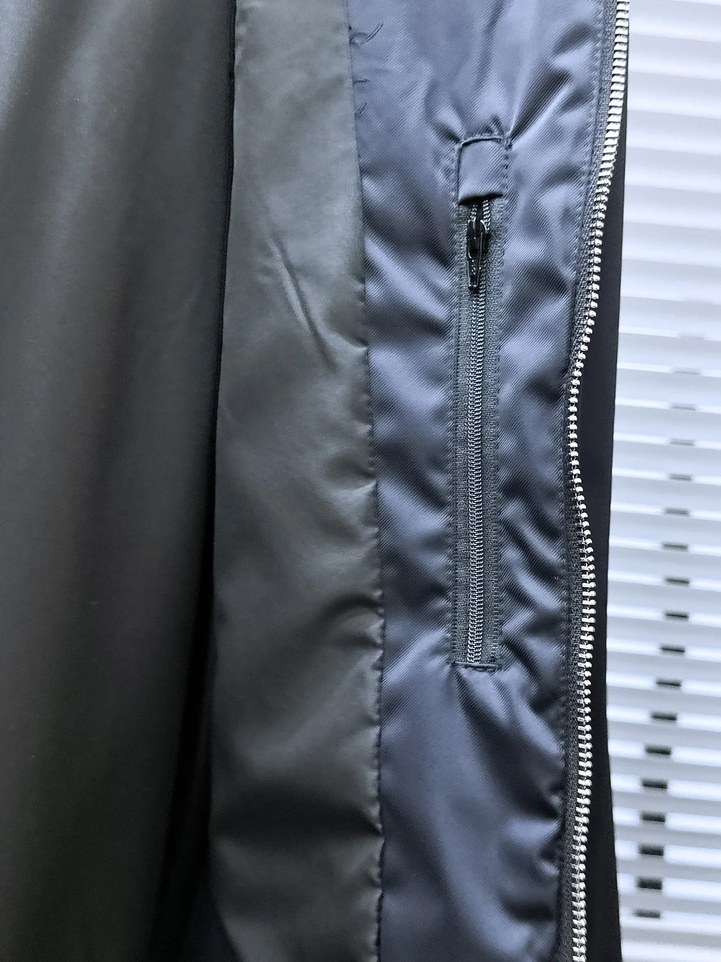 Armani official website Same Style, complete with three labels, on sale in advance. 2026 Autumn and Winter New Arrival men's jacket, Original with complete three labels, Premium version. Custom-made fabrics at the counter. Breathable, high comfort, impeccable details, brand element design concept, reflecting high quality. It feels delicate and soft, presents a casual cut, and has a great upper body shape. Sizes: M～3XL